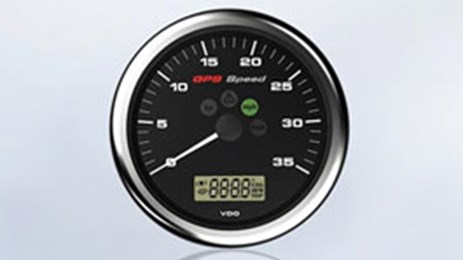 L'indicatore multifunzione con display a segmenti indica la velocità rispetto al suolo e comprende un allarme programmabile di velocità.