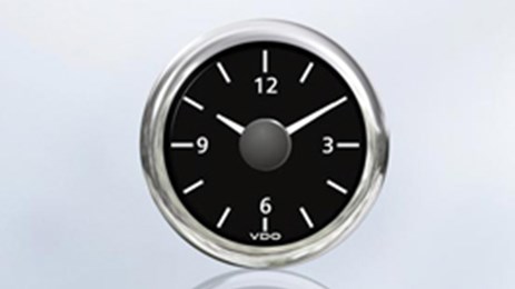 Il quadrante leggibile dell’orologio al quarzo aggiunge un look elegante alla plancia di ogni yacht e barca da diporto.